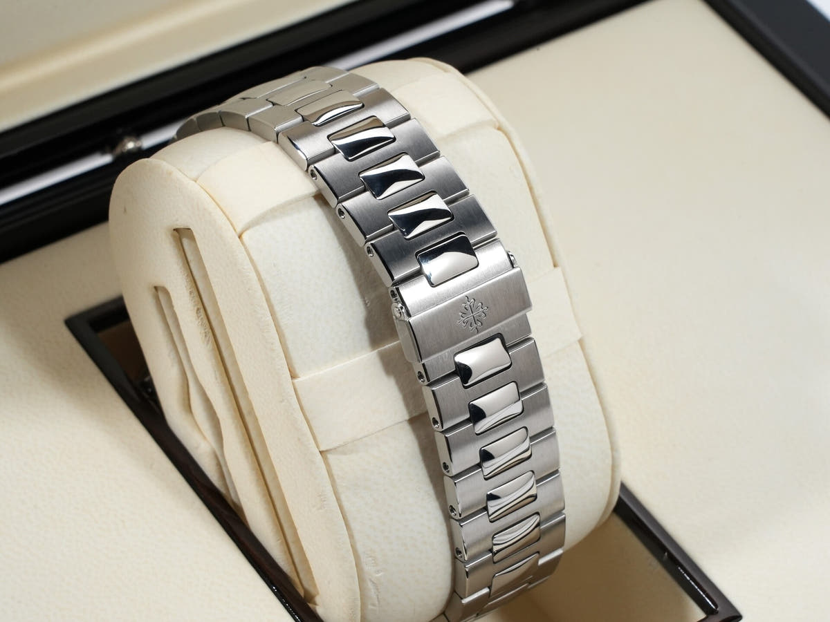 パテックフィリップ ノーチラス クロノグラフ Ref.5980/1A-014 ブラック文字盤 美中古 q4wu2vk6
