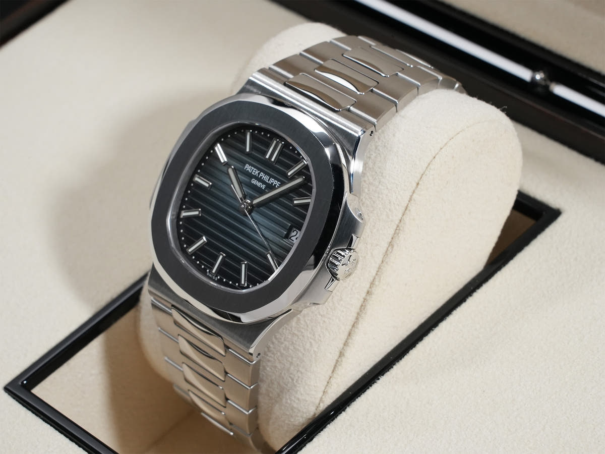 パテックフィリップ ノーチラス Ref.5711/1A-010 ブルー文字盤 中古 vzakfp5b