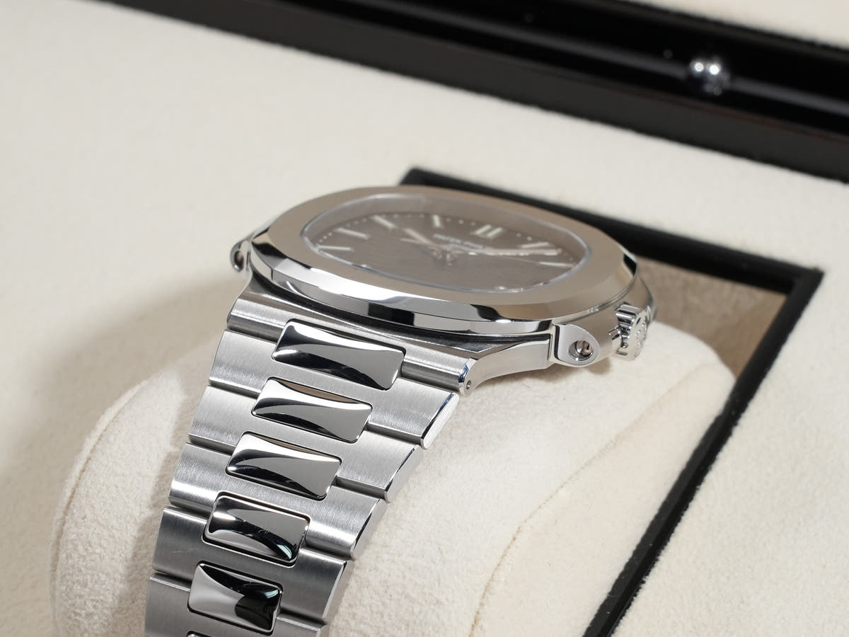 パテックフィリップ ノーチラス Ref.5711/1A-010 ブルー文字盤 中古 vzakfp5b