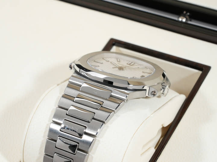 パテックフィリップ ノーチラス Ref.5711/1A-011 ステンレススチール ホワイト文字盤