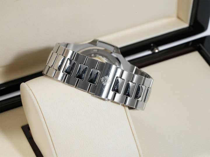 パテックフィリップ ノーチラス Ref.5711/1A-011 ステンレススチール ホワイト文字盤