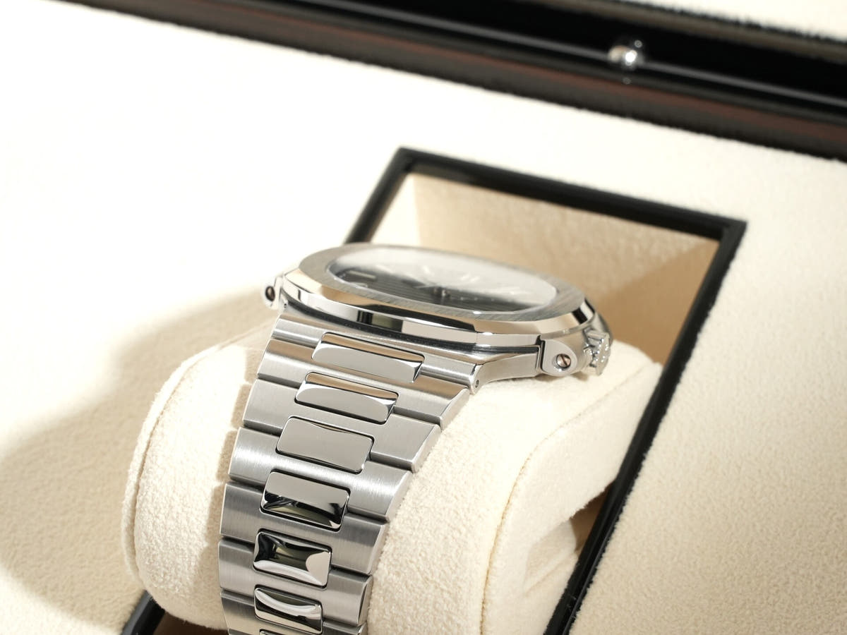 パテックフィリップ ノーチラス Ref.5711/1A-010 ブルー文字盤 中古 8pwuso34