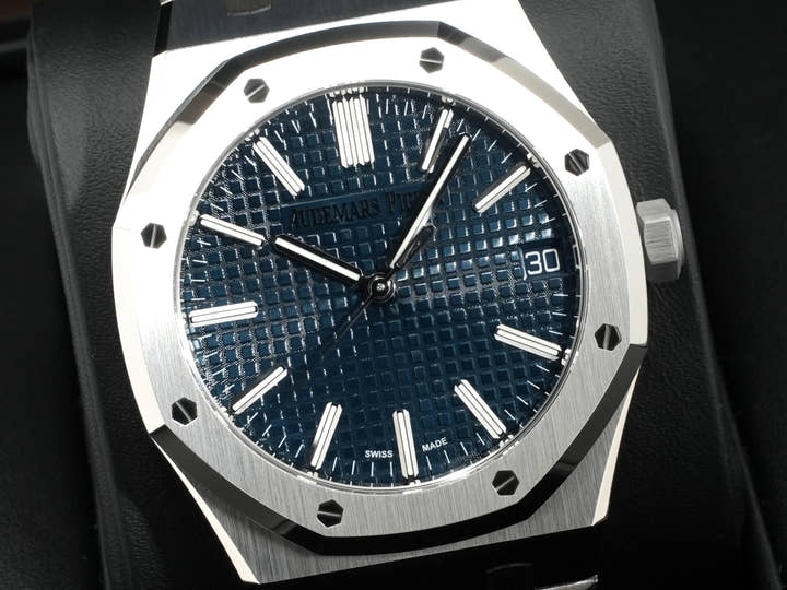 Audemars Piguet Royal Oak Automatic Ref.15510ST.OO.1320ST.06 Night Blue Dial Unused gxg37azo