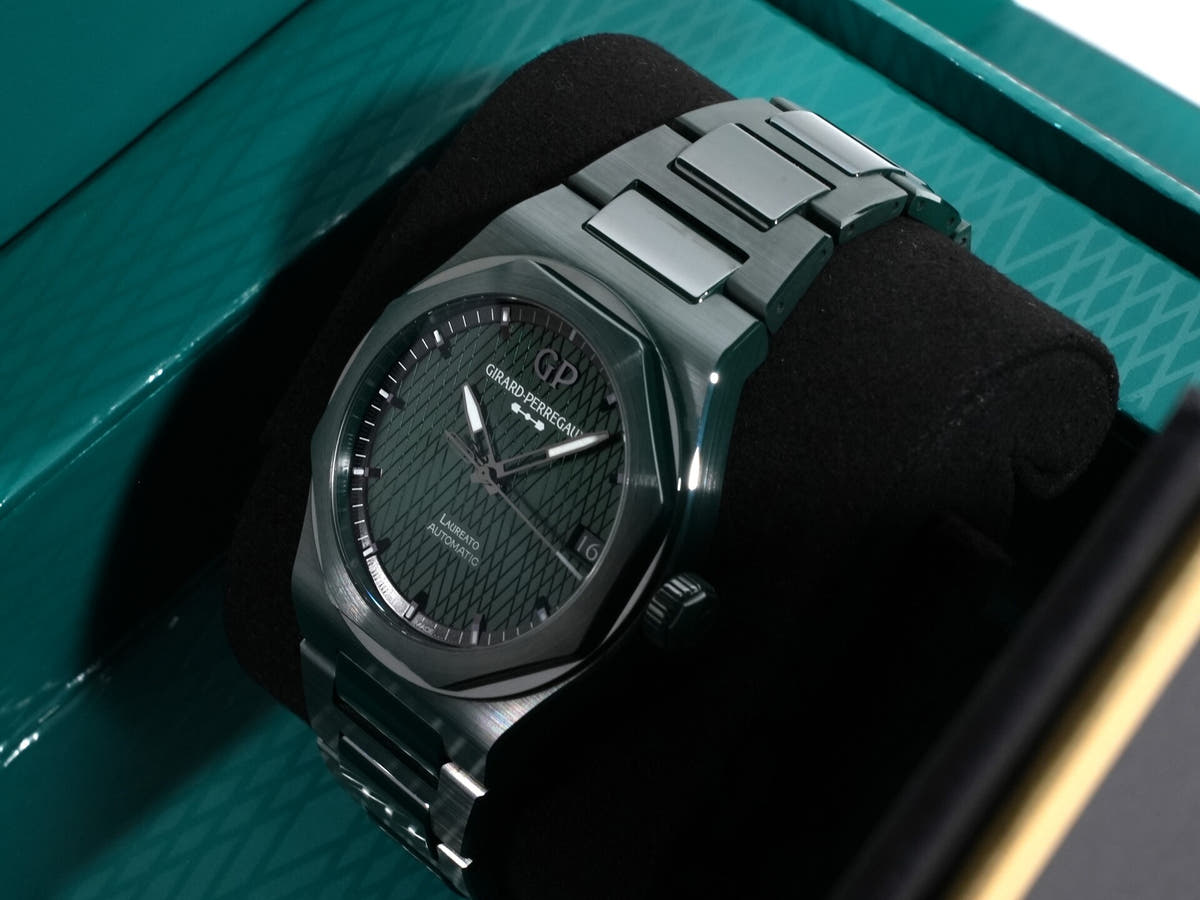 Girard-Perregaux Laureato 42 MM Green Ceramic Aston Martin Edition Ref.81010-32-3081-1CX GREEN CERAMIC Green Dial Unused updwxip4