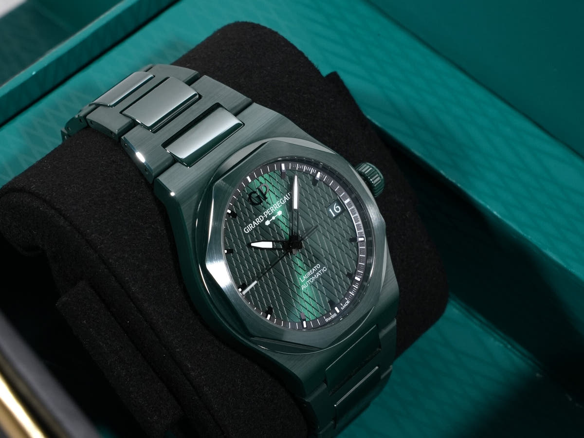 Girard-Perregaux Laureato 42 MM Green Ceramic Aston Martin Edition Ref.81010-32-3081-1CX GREEN CERAMIC Green Dial Unused updwxip4