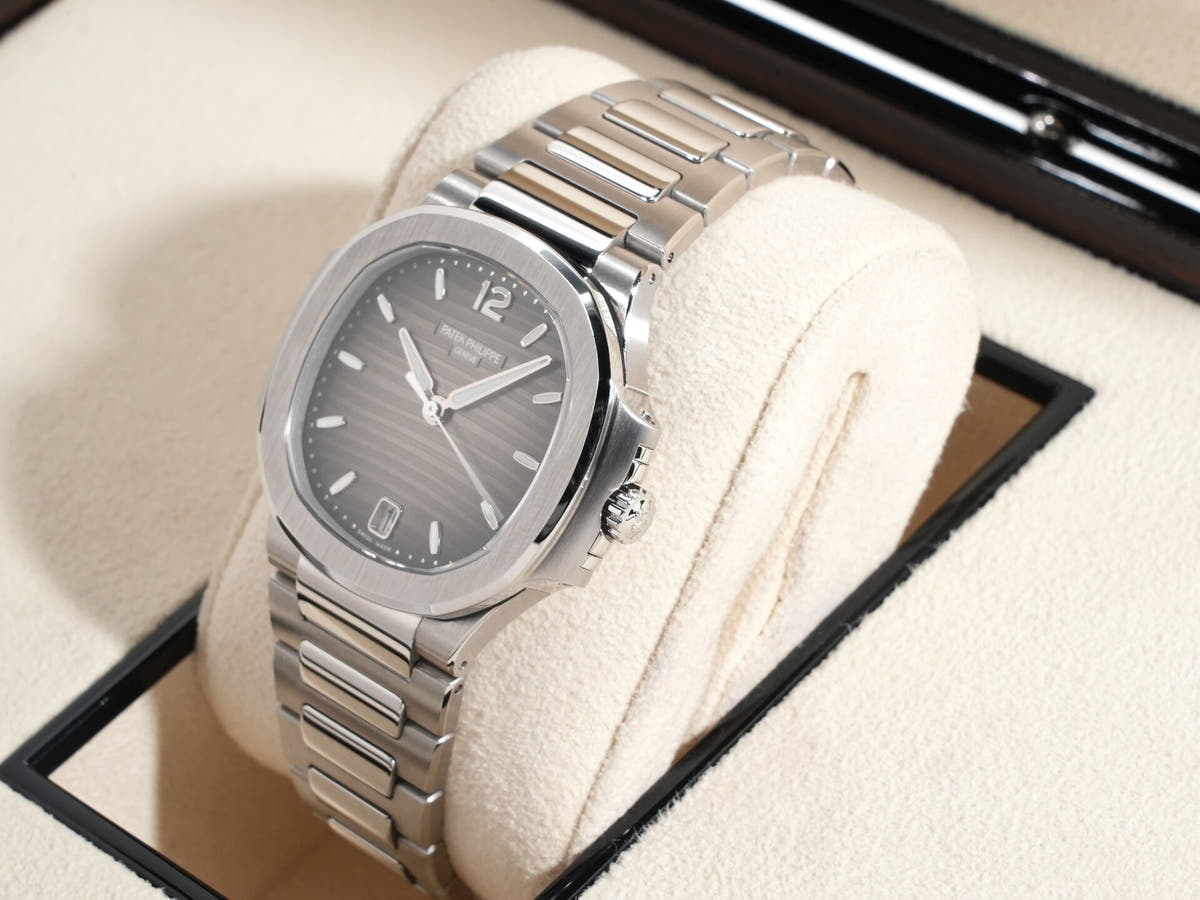 パテックフィリップ ノーチラス Ref.7118/1A-011 スモークグレー文字盤 美品 f57igmza