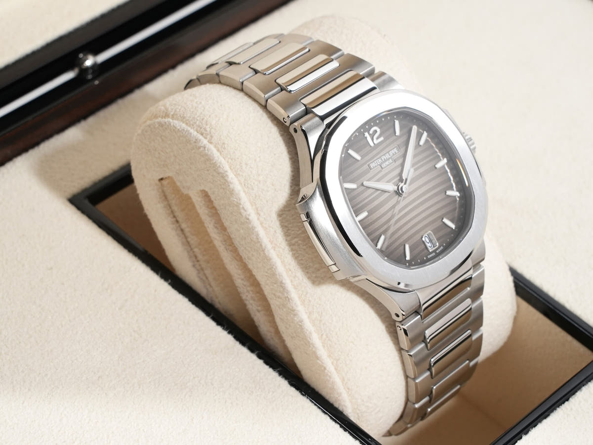 パテックフィリップ ノーチラス Ref.7118/1A-011 スモークグレー文字盤 美品 f57igmza