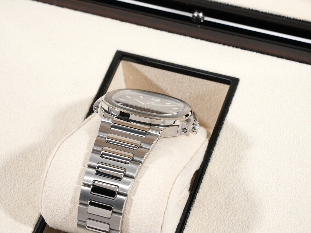 パテックフィリップ ノーチラス Ref.7118/1A-011 スモークグレー文字盤 美品 f57igmza