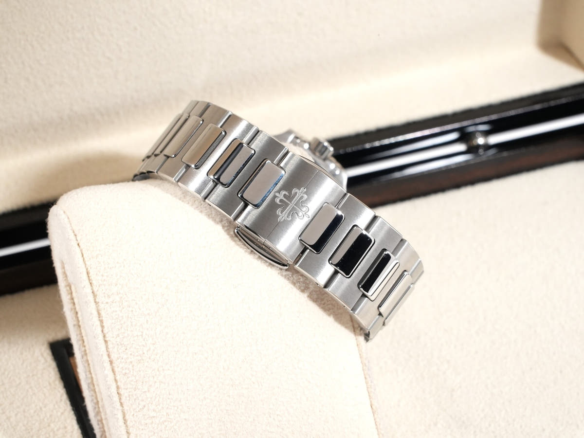 パテックフィリップ ノーチラス Ref.7118/1A-011 スモークグレー文字盤 美品 f57igmza