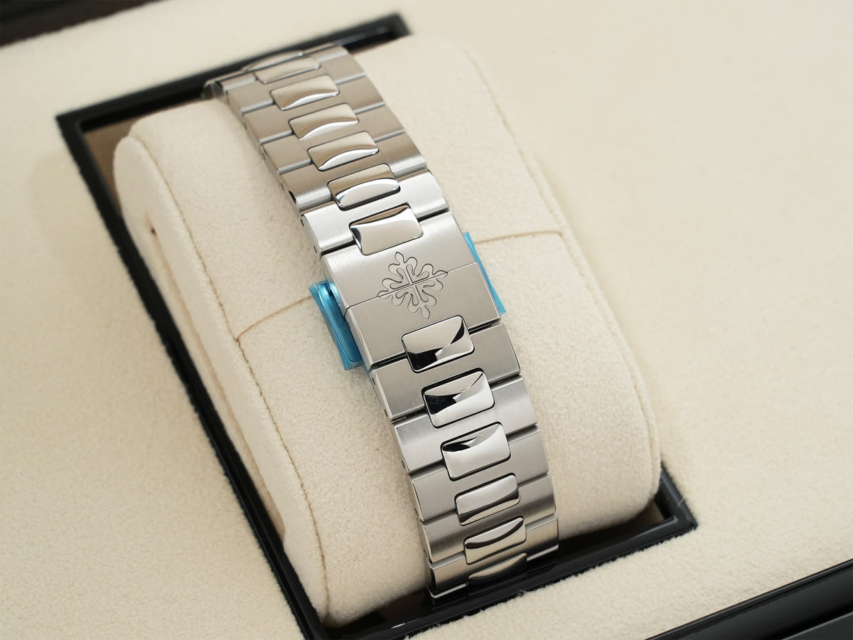 パテックフィリップ ノーチラス トラベルタイム クロノグラフ Ref.5990/1A-011 ブルーソレイユ文字盤 未使用 m9pz5qu7