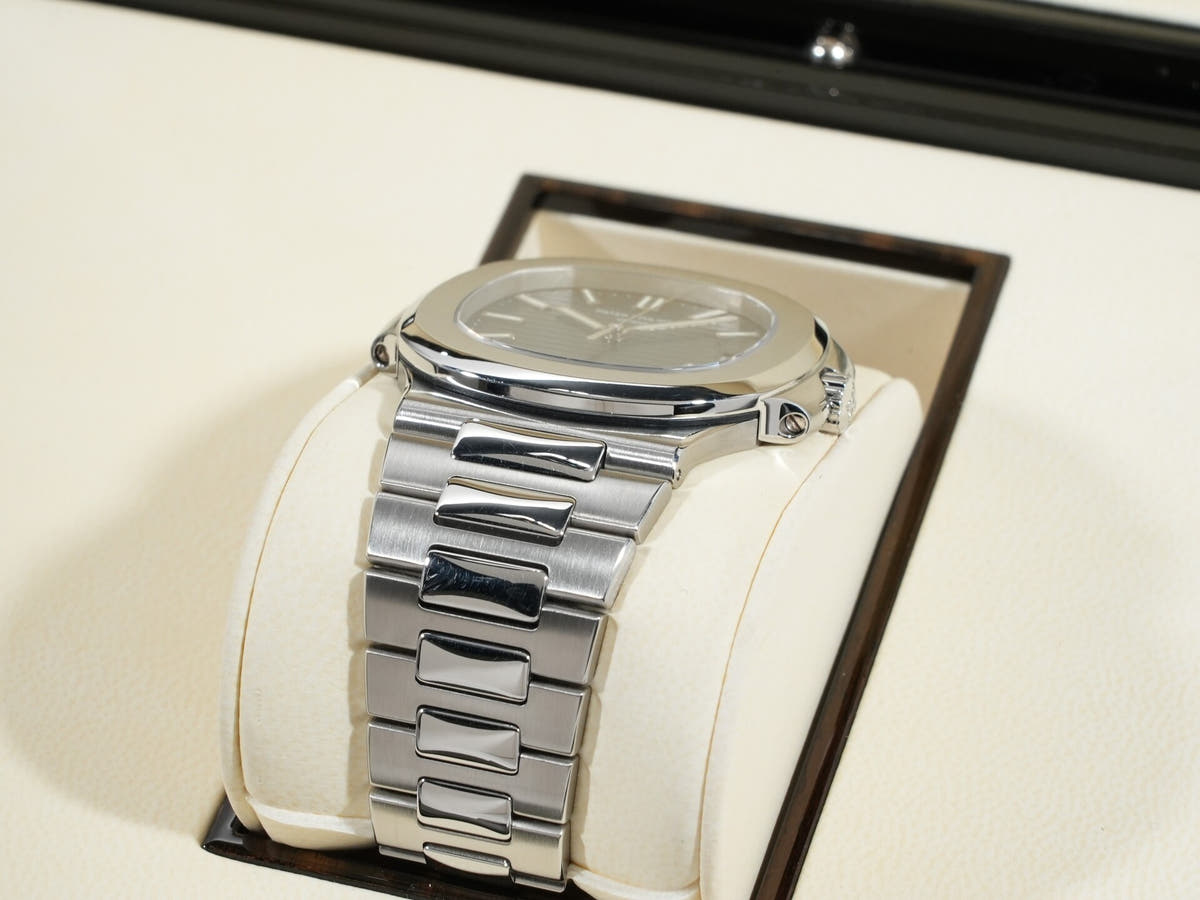 パテックフィリップ ノーチラス Ref.5711/1A-001 ブルー文字盤 中古 rgyni3dj
