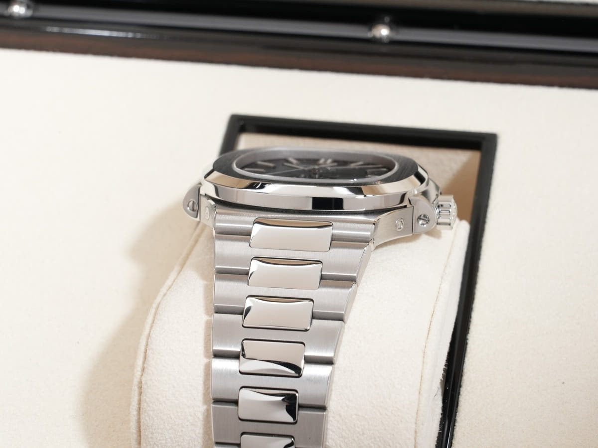 パテックフィリップ ノーチラス アニュアルカレンダー ムーンフェイズ Ref.5726/1A-014 SS ブルー、ブラックグラデーション文字盤 中古 wfs5fhvs