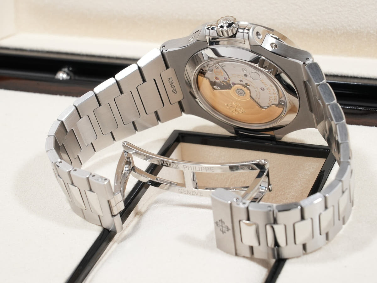 パテックフィリップ ノーチラス アニュアルカレンダー ムーンフェイズ Ref.5726/1A-014 SS ブルー、ブラックグラデーション文字盤 中古 wfs5fhvs