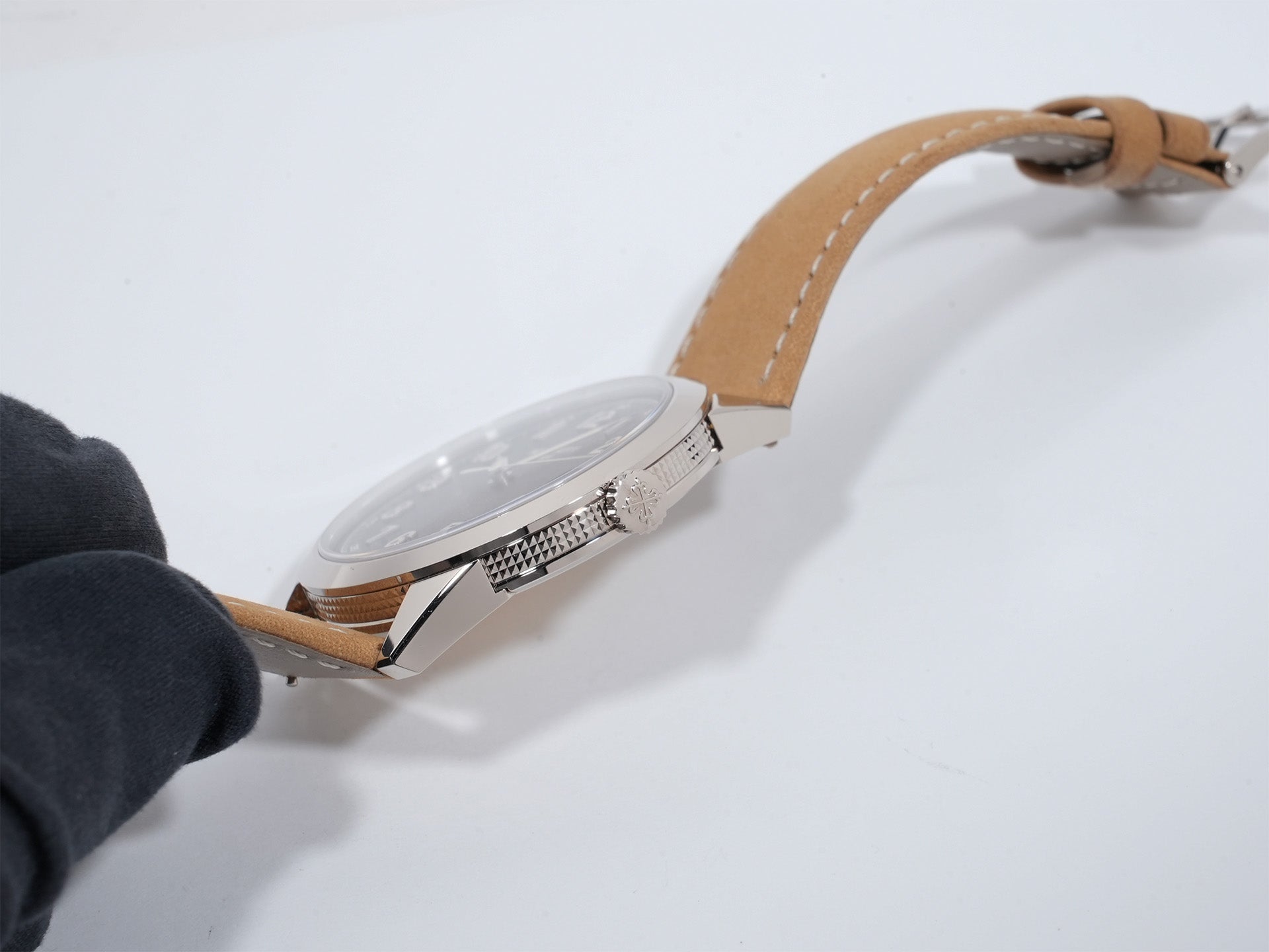 パテックフィリップ カラトラバ Ref.5226G-001 ブラックグラデーションのテクスチャード ラック アントラサイト文字盤 中古 5b3x6d6r