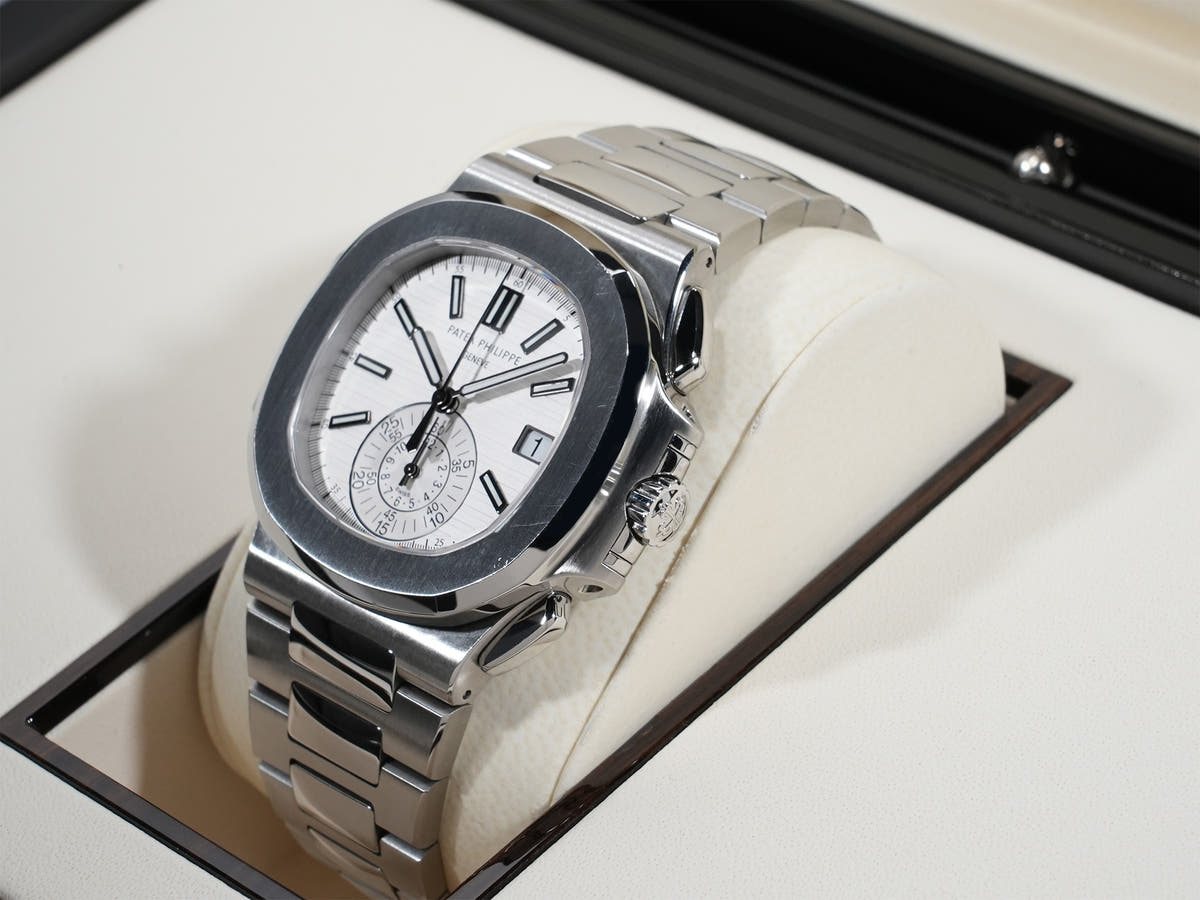 パテックフィリップ ノーチラス クロノグラフ Ref.5980/1A-019 SS ホワイト文字盤 中古 8gqezmiv