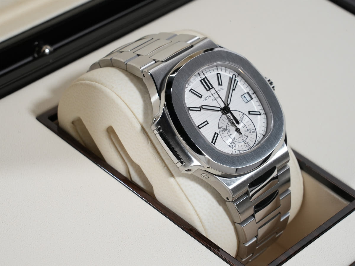 パテックフィリップ ノーチラス クロノグラフ Ref.5980/1A-019 SS ホワイト文字盤 中古 8gqezmiv