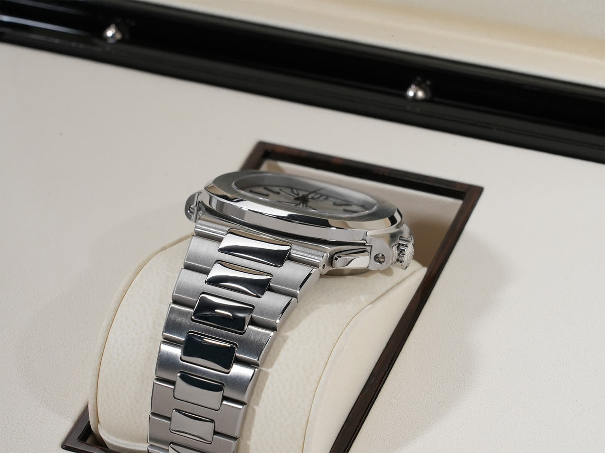 パテックフィリップ ノーチラス クロノグラフ Ref.5980/1A-019 SS ホワイト文字盤 中古 8gqezmiv