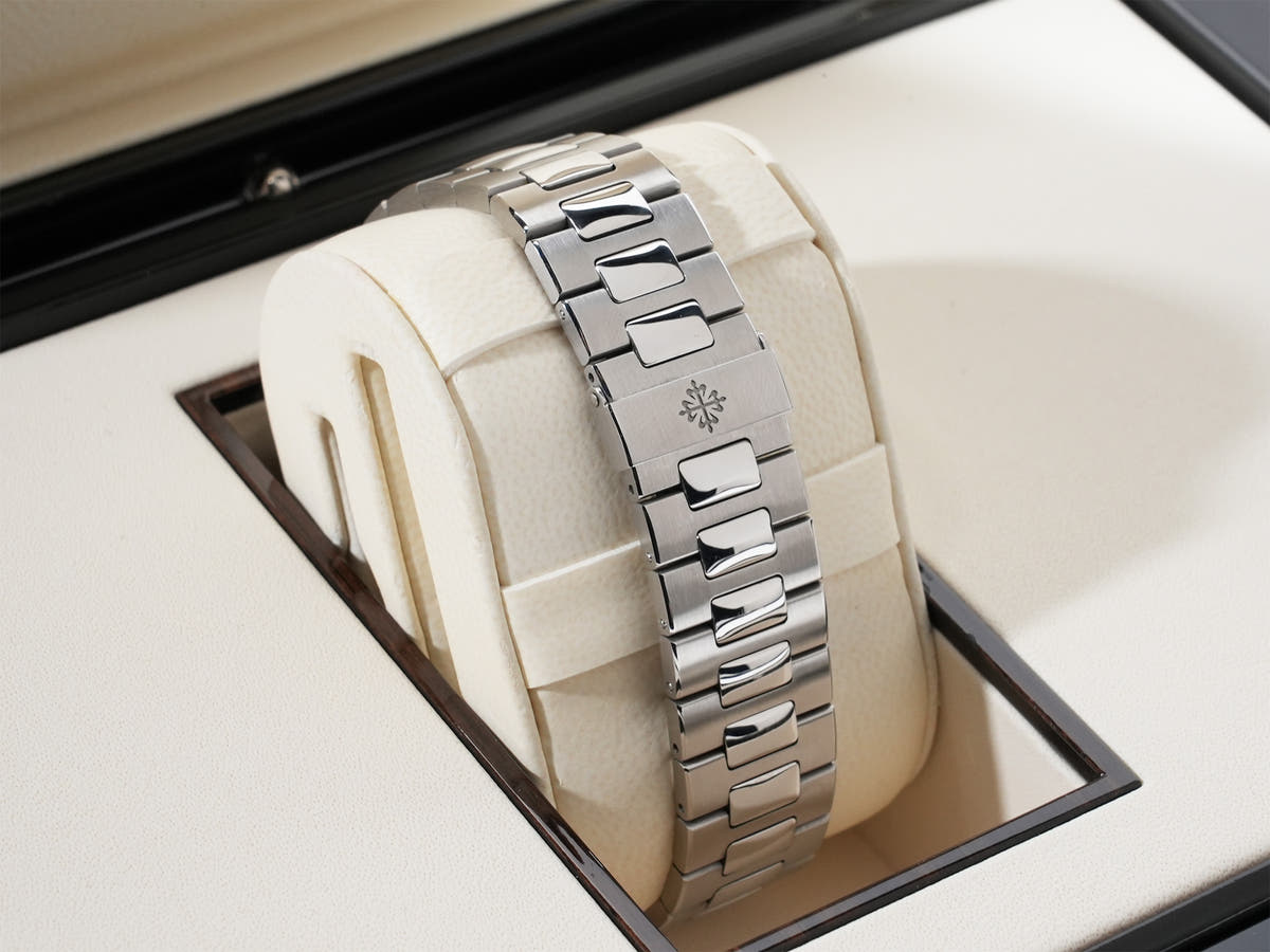 パテックフィリップ ノーチラス クロノグラフ Ref.5980/1A-019 SS ホワイト文字盤 中古 8gqezmiv