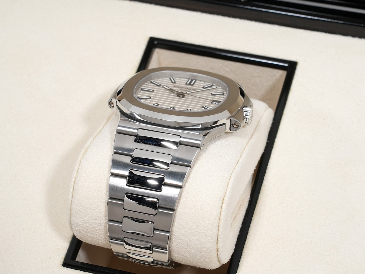 パテックフィリップ ノーチラス Ref.5711/1A-011 SS ホワイト文字盤 美中古 6y5va3sp