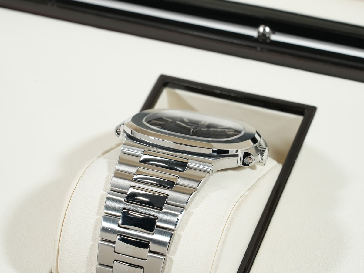 パテックフィリップ ノーチラス Ref.5711/1A-010 SS ブルー文字盤 中古 4o2b8pfr