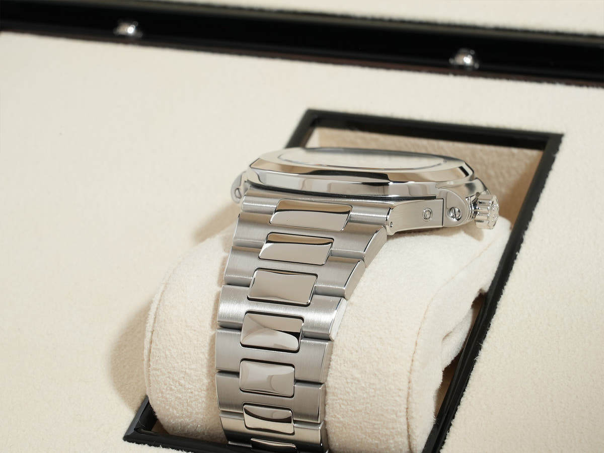 パテックフィリップ ノーチラス アニュアルカレンダー ムーンフェイズ Ref.5726/1A-014 SS ブルー、ブラックグラデーション文字盤 美品 vvwcq2m3