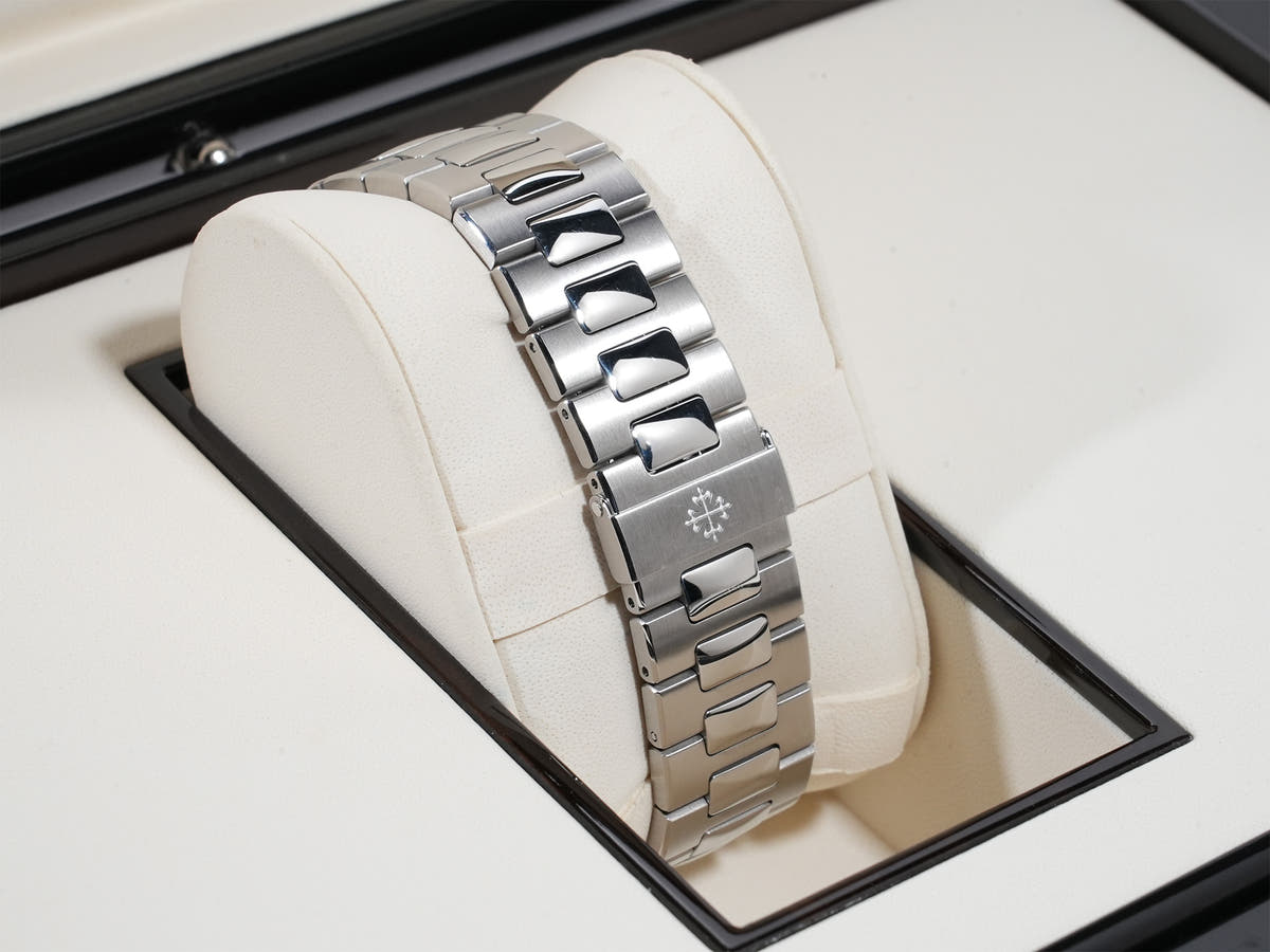 パテックフィリップ ノーチラス プチコンプリケーション Ref.5712/1A-001 SS ブルー文字盤 中古 erzjpn2i