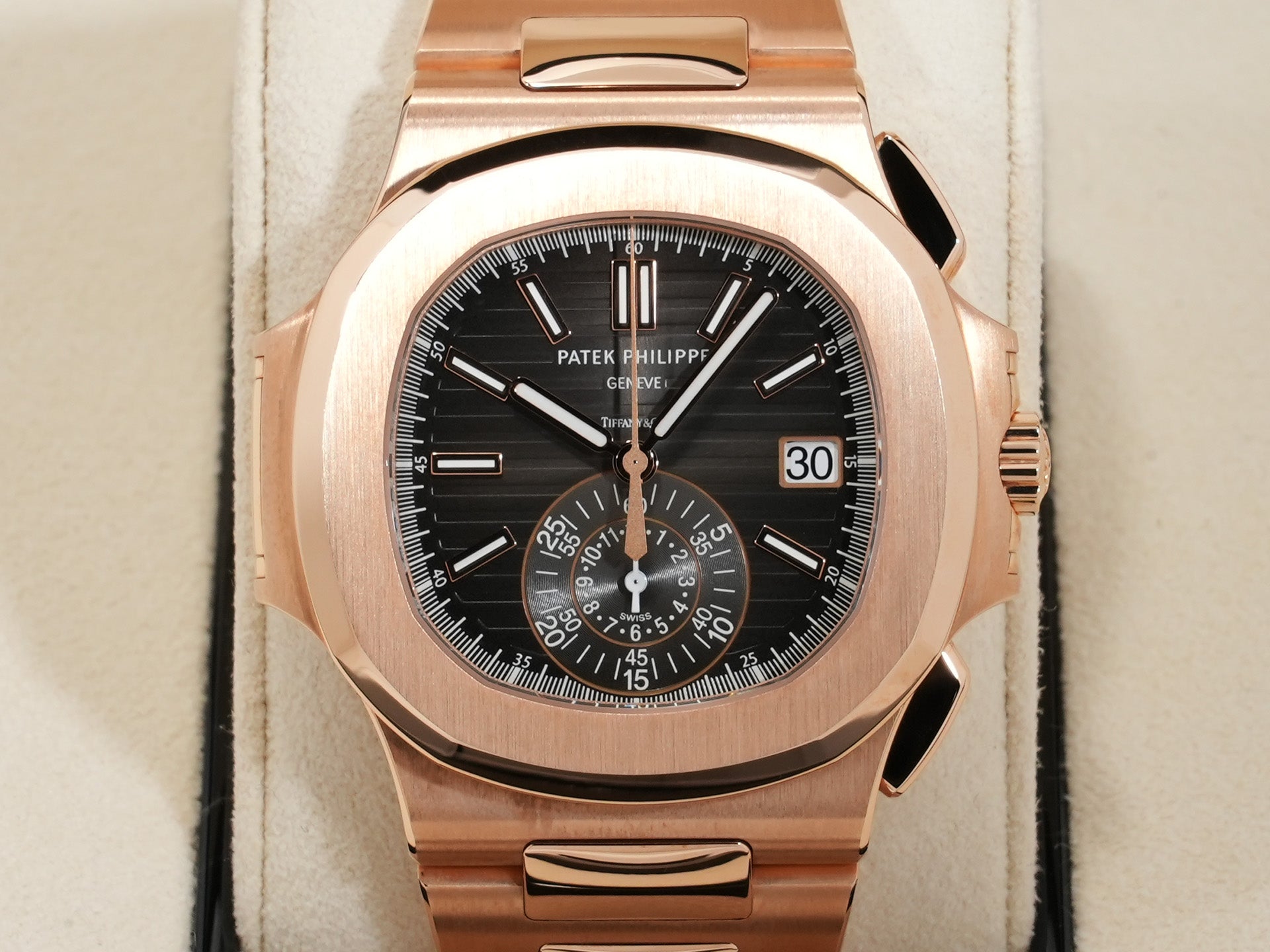 パテックフィリップ ノーチラス クロノグラフ TIFFANY＆CO. Ref.5980/1R-001 18KRG ブラックグラデーション文字盤 未使用 zb9fdytj