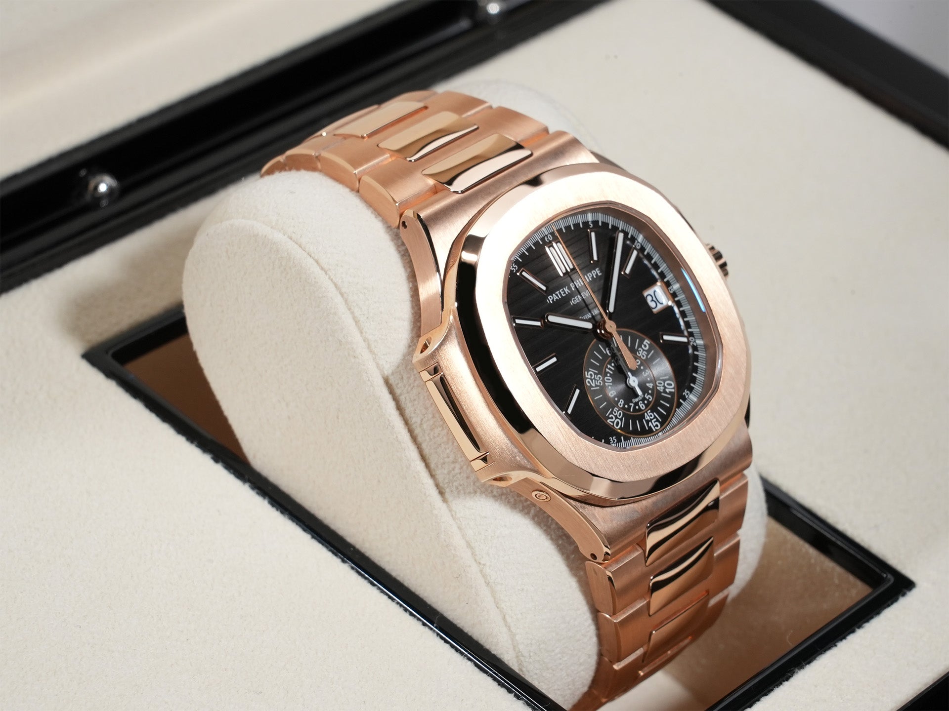 パテックフィリップ ノーチラス クロノグラフ TIFFANY＆CO. Ref.5980/1R-001 18KRG ブラックグラデーション文字盤 未使用 zb9fdytj