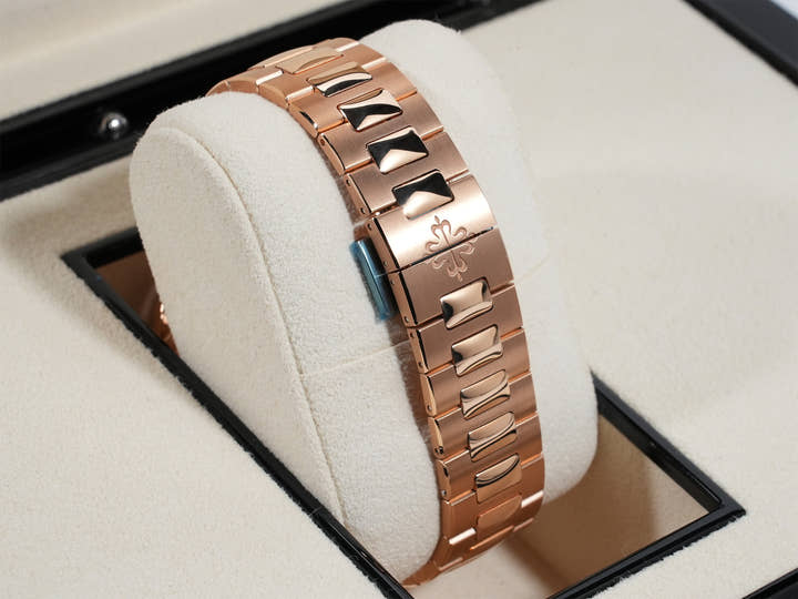 パテックフィリップ ノーチラス クロノグラフ TIFFANY＆CO. Ref.5980/1R-001 ローズゴールド ブラックグラデーション文字盤