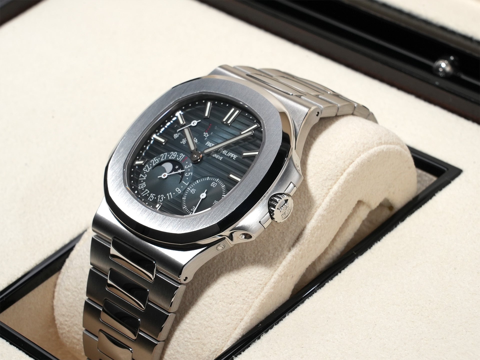 Patek Philippe Nautilus Petite Complication Ref.5712/1A-001 SS Blue Dial Unused ie5kxszn