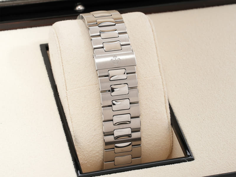 Patek Philippe Nautilus Petite Complication Ref.5712/1A-001 SS Blue Dial Unused ie5kxszn
