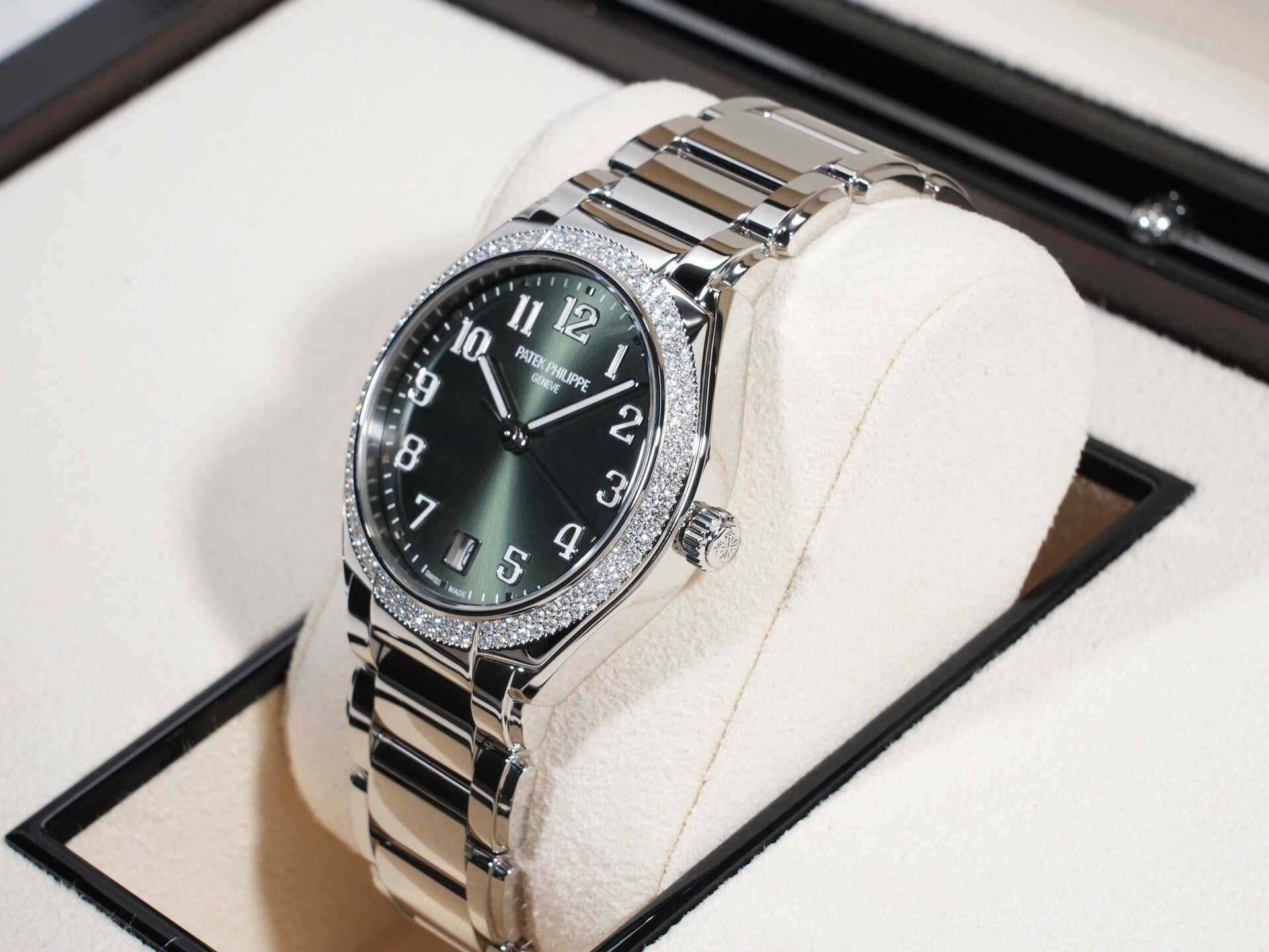 パテックフィリップ Twenty-4 Ref.7300/1200A-011 SS オリーブグリーン ソレイユ文字盤 未使用 x8c4t3b4