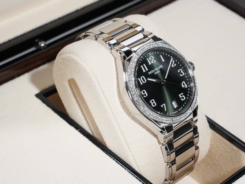 パテックフィリップ Twenty-4 Ref.7300/1200A-011 SS オリーブグリーン ソレイユ文字盤 未使用 x8c4t3b4
