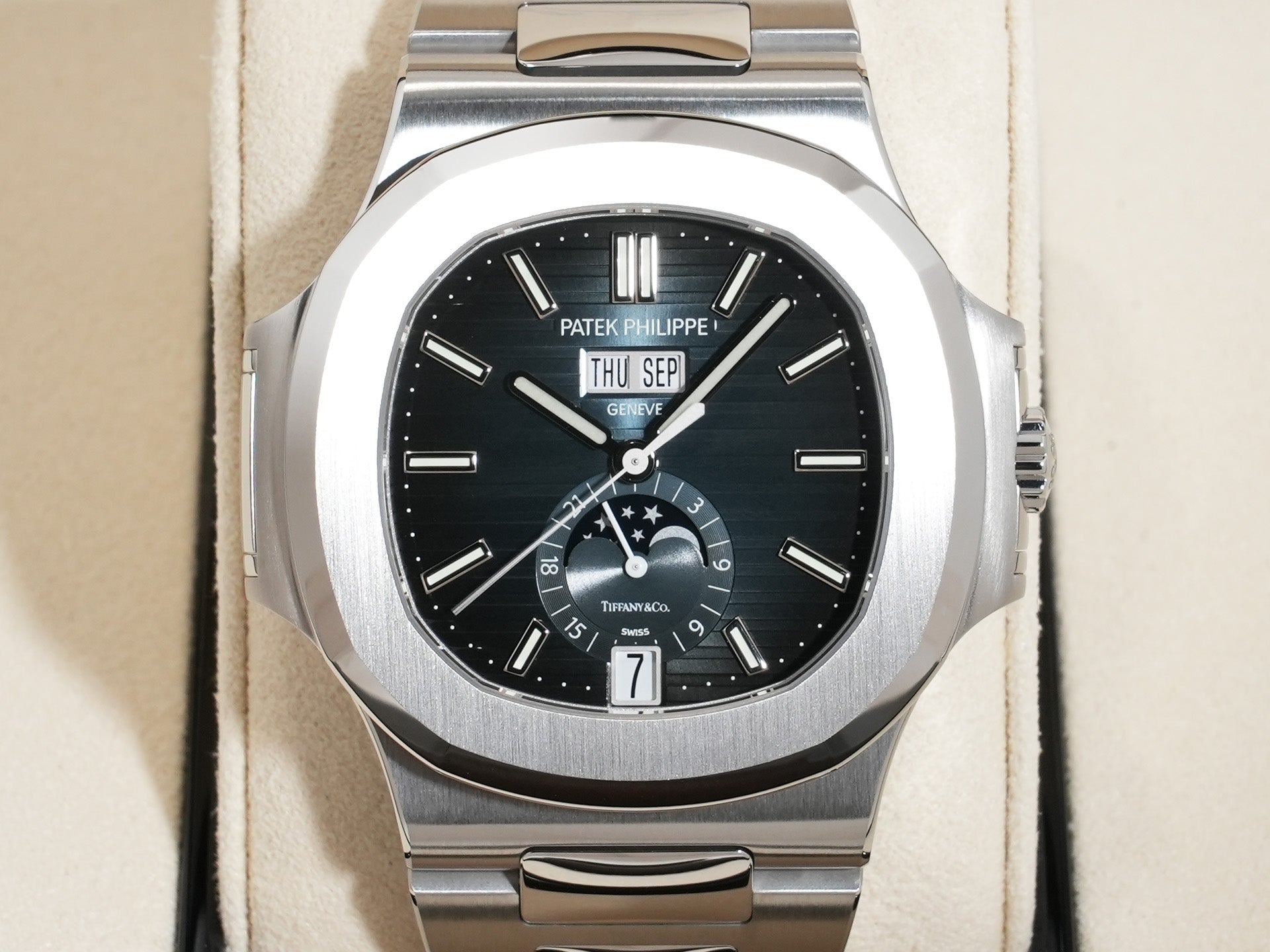 パテックフィリップ ノーチラス アニュアルカレンダー TIFFANY&CO. Ref.5726/1A-014 SS ブルー、ブラックグラデーション文字盤 未使用 6zv76b4j
