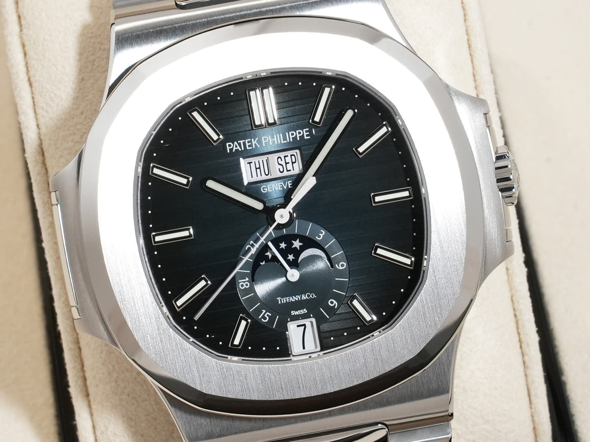 パテックフィリップ ノーチラス アニュアルカレンダー TIFFANY&CO. Ref.5726/1A-014 SS ブルー、ブラックグラデーション文字盤 未使用 6zv76b4j