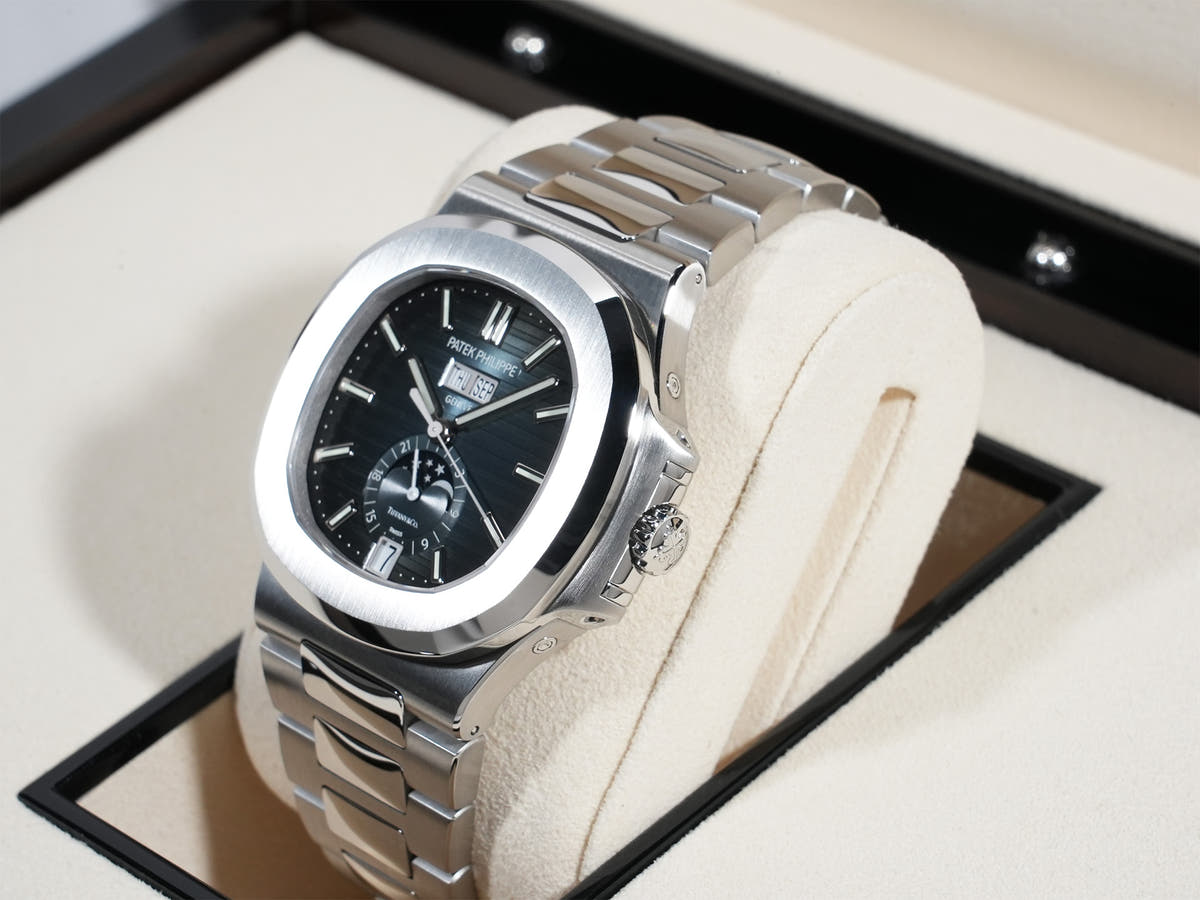 パテックフィリップ ノーチラス アニュアルカレンダー TIFFANY&CO. Ref.5726/1A-014 SS ブルー、ブラックグラデーション文字盤 未使用 6zv76b4j