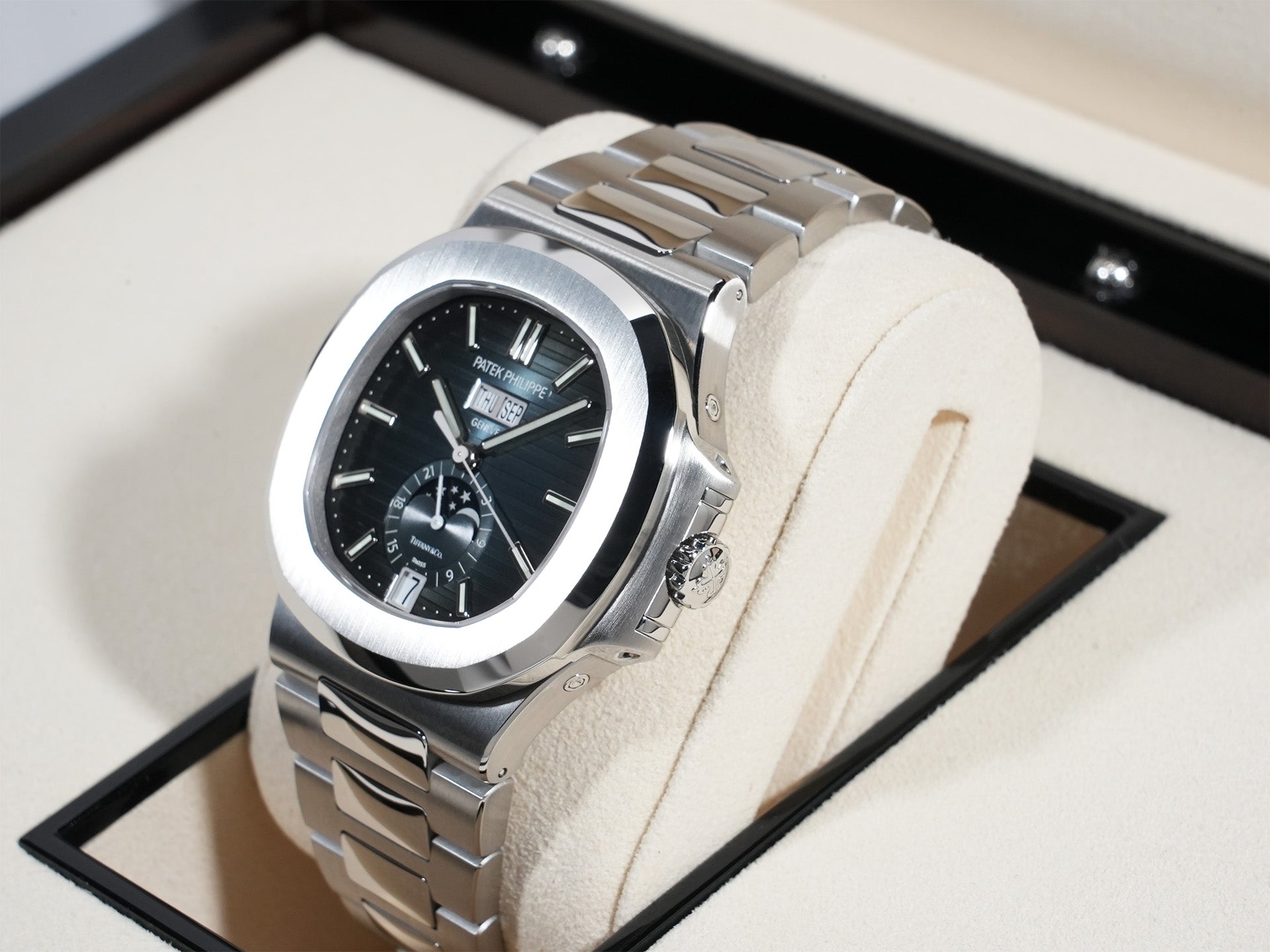 パテックフィリップ ノーチラス アニュアルカレンダー TIFFANY&CO. Ref.5726/1A-014 SS ブルー、ブラックグラデーション文字盤 未使用 6zv76b4j