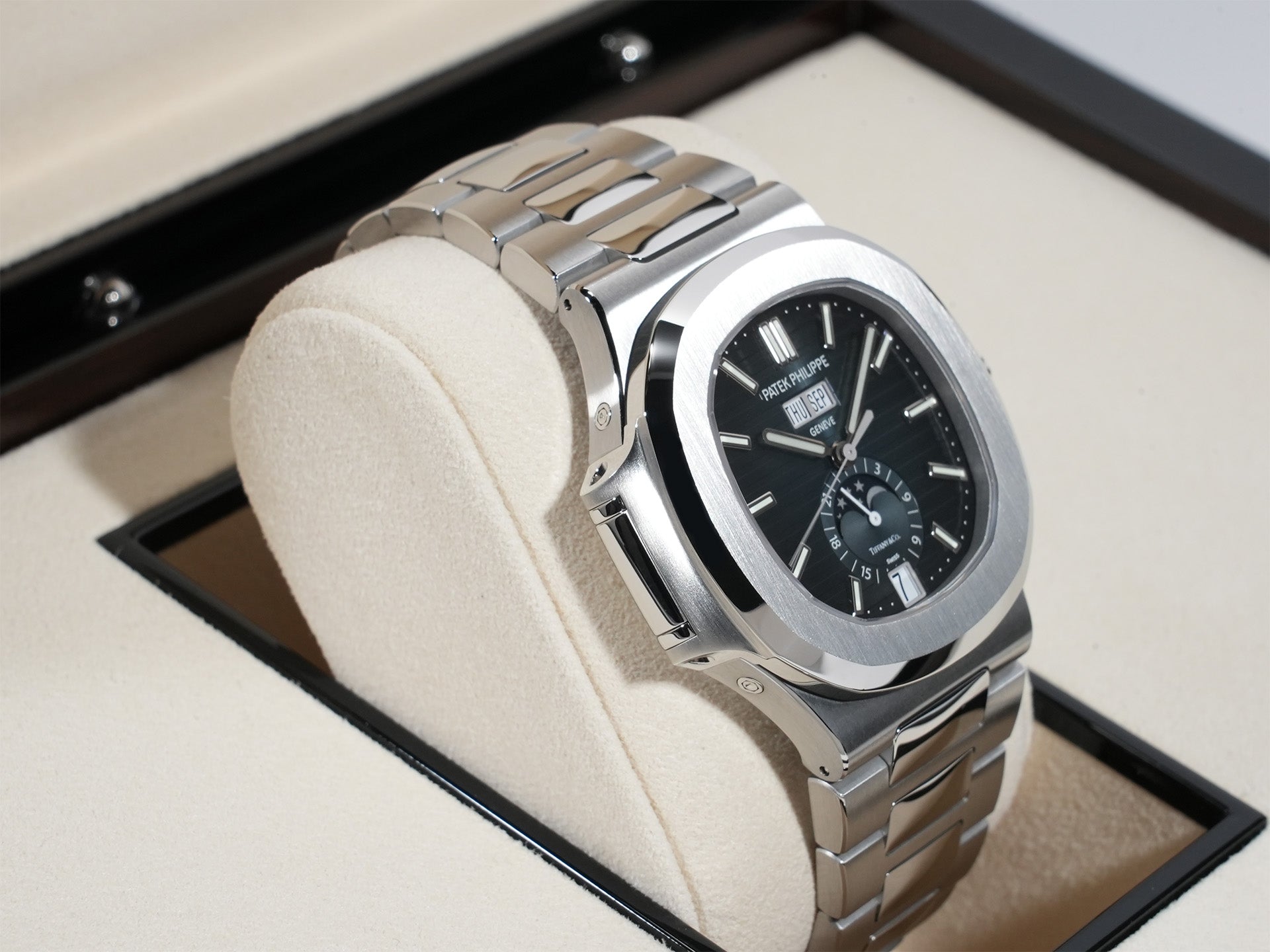 パテックフィリップ ノーチラス アニュアルカレンダー TIFFANY&CO. Ref.5726/1A-014 SS ブルー、ブラックグラデーション文字盤 未使用 6zv76b4j
