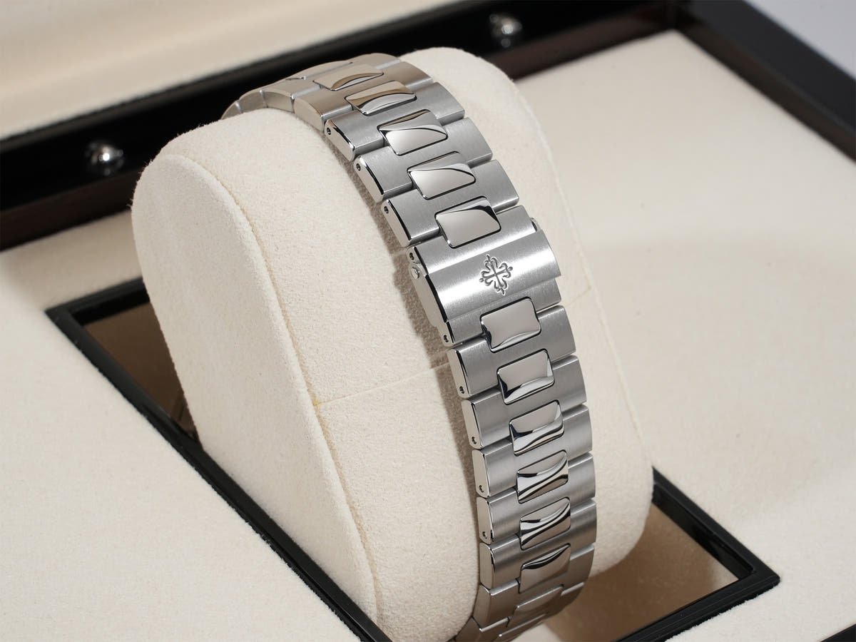 パテックフィリップ ノーチラス アニュアルカレンダー TIFFANY&CO. Ref.5726/1A-014 SS ブルー、ブラックグラデーション文字盤 未使用 6zv76b4j