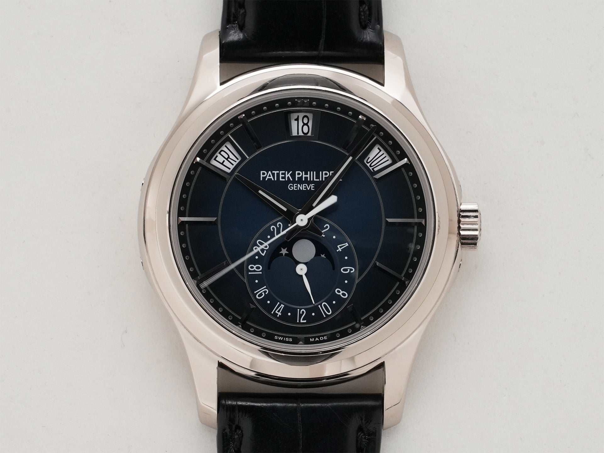 パテックフィリップ アニュアルカレンダー Ref.5205G-013 18KWG ブルーブラックグラデーション文字盤 中古 xj4xzmhh