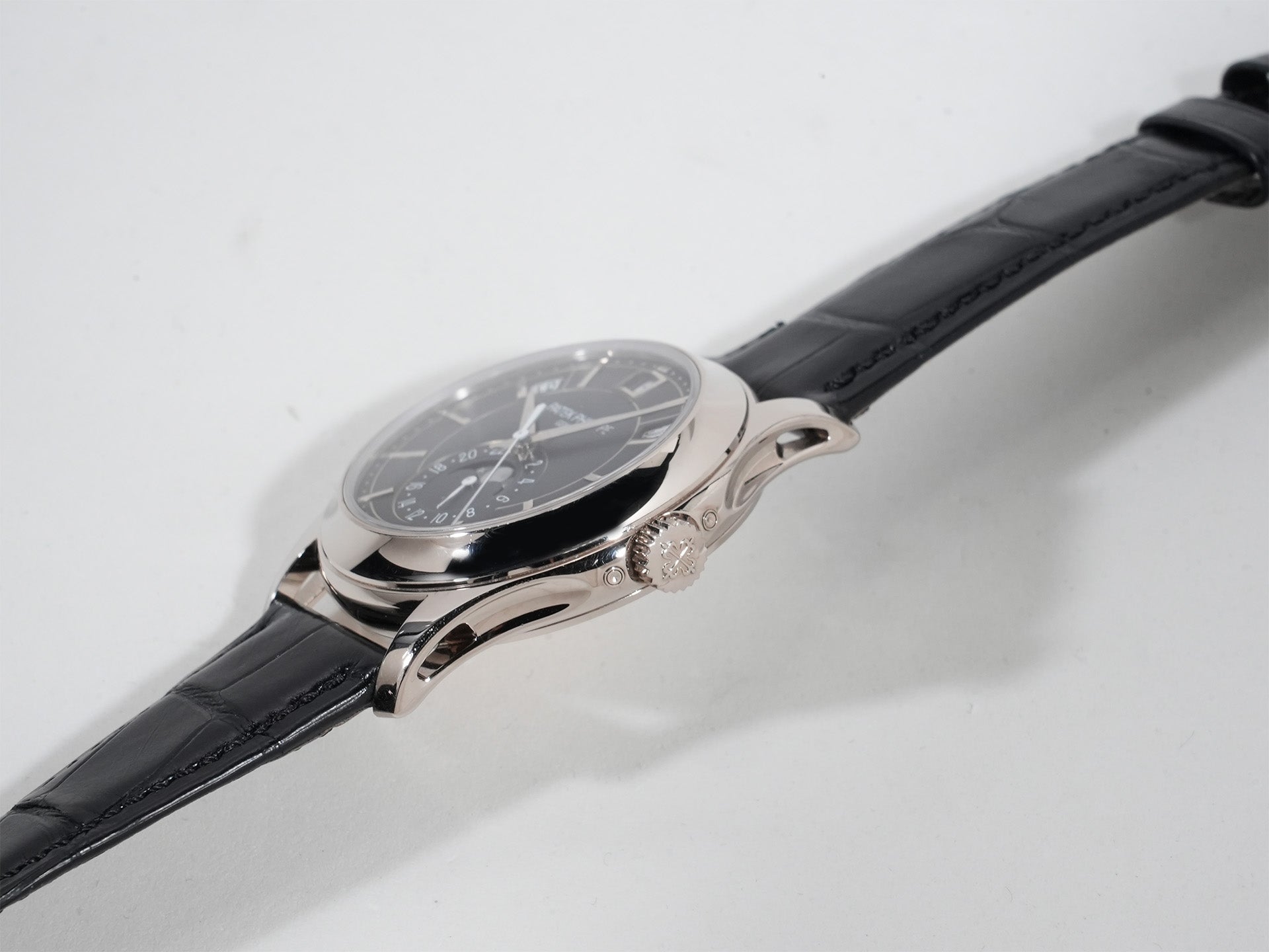 パテックフィリップ アニュアルカレンダー Ref.5205G-013 18KWG ブルーブラックグラデーション文字盤 中古 xj4xzmhh