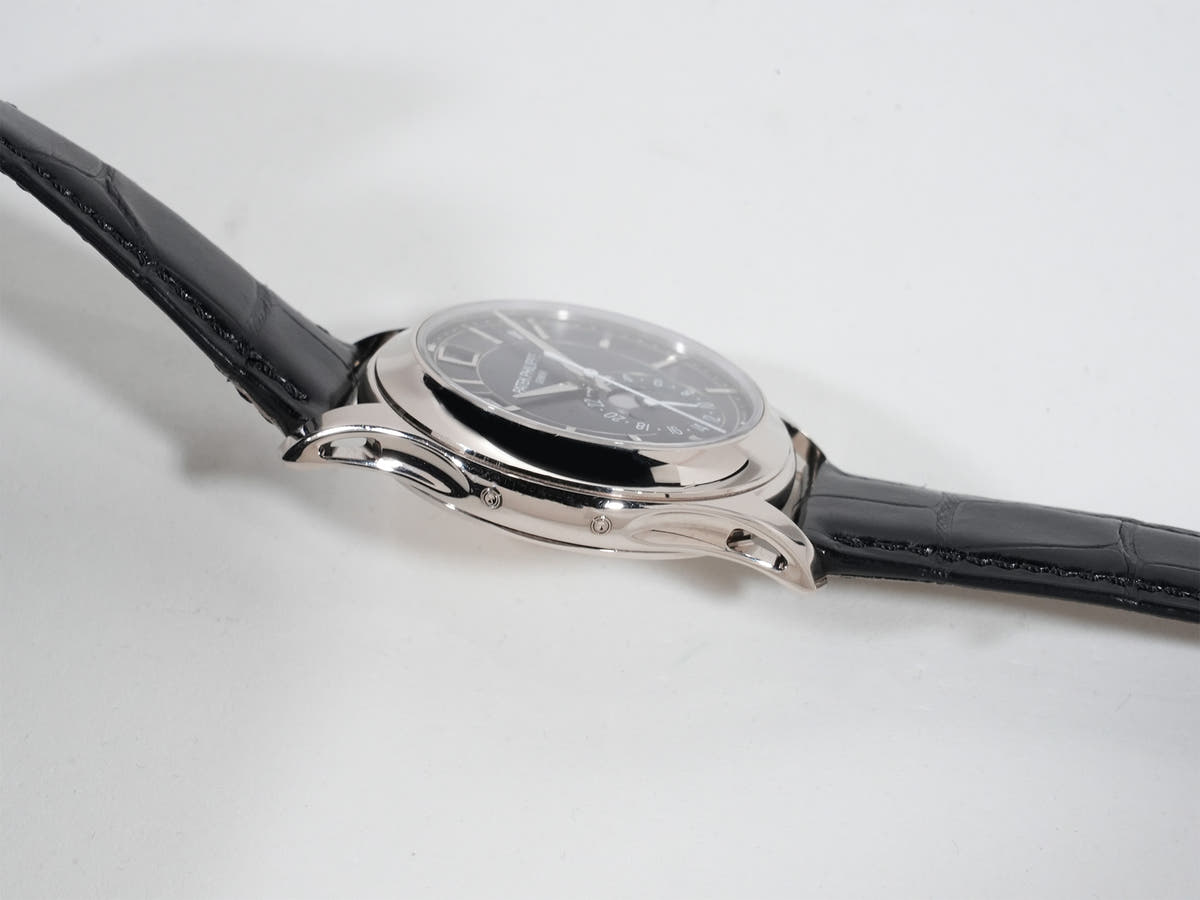 パテックフィリップ アニュアルカレンダー Ref.5205G-013 18KWG ブルーブラックグラデーション文字盤 中古 xj4xzmhh