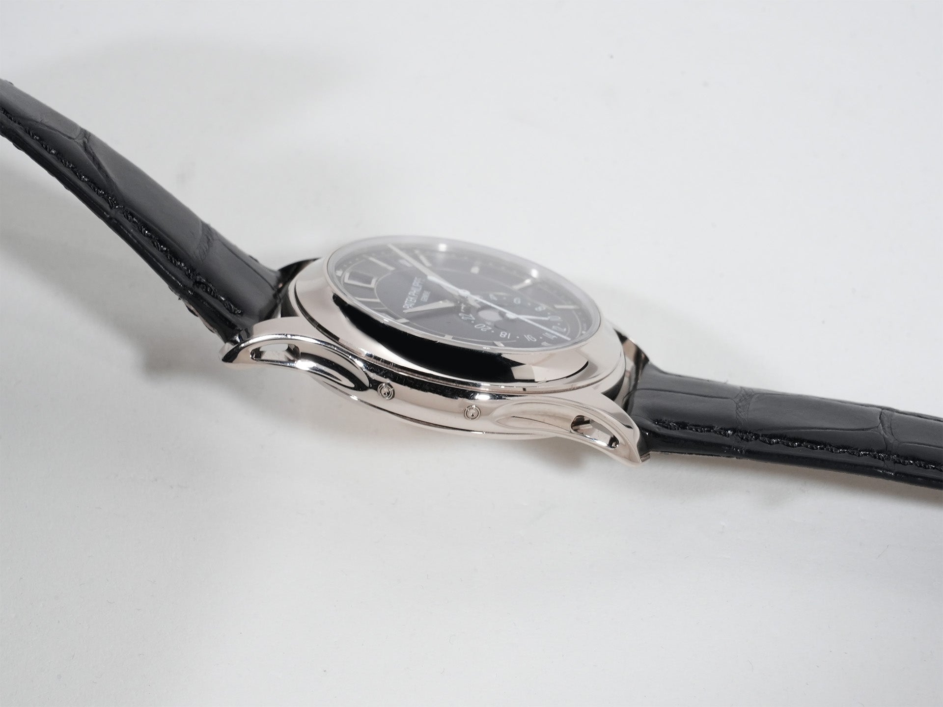 パテックフィリップ アニュアルカレンダー Ref.5205G-013 18KWG ブルーブラックグラデーション文字盤 中古 xj4xzmhh