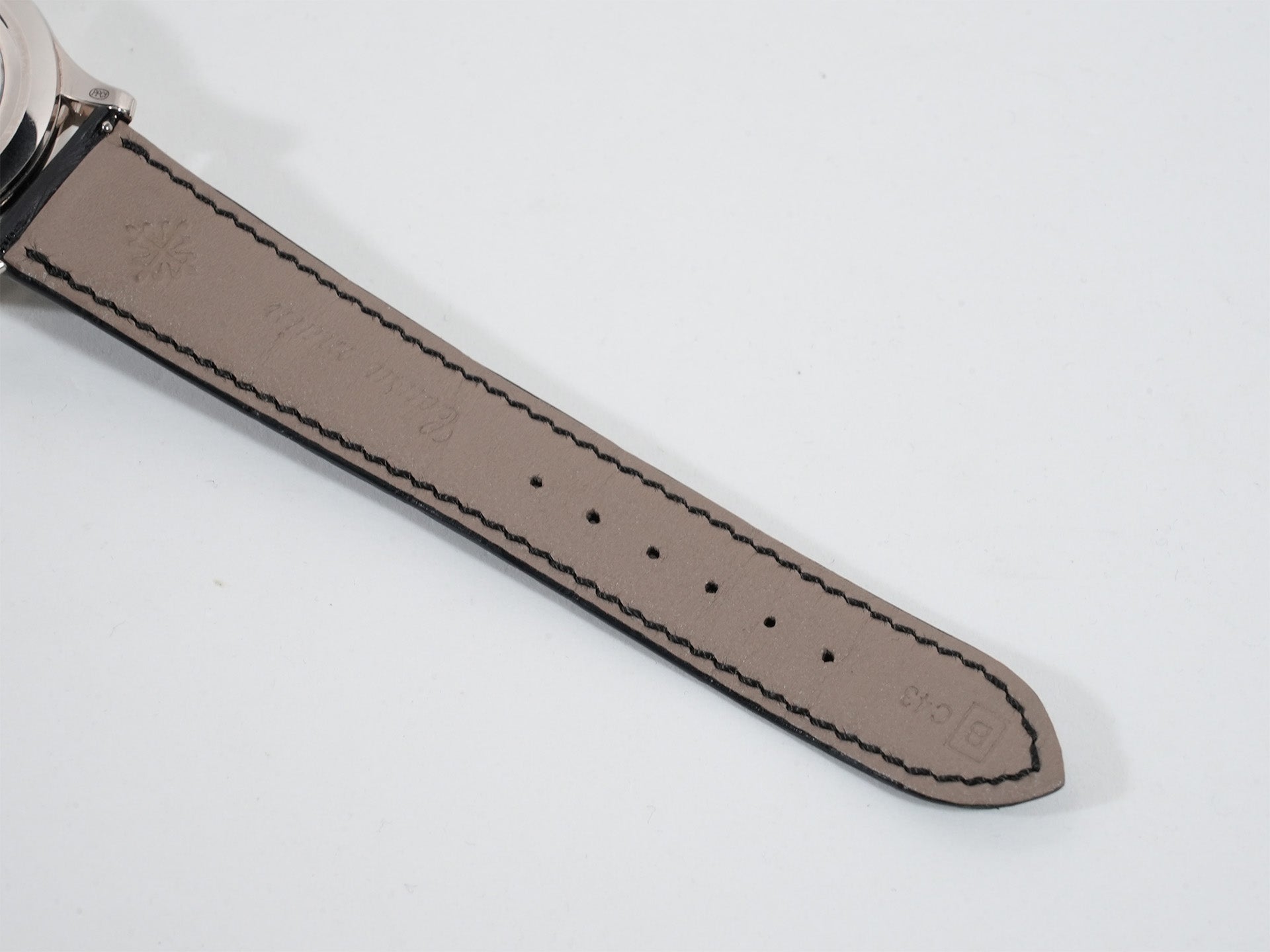 パテックフィリップ アニュアルカレンダー Ref.5205G-013 18KWG ブルーブラックグラデーション文字盤 中古 xj4xzmhh
