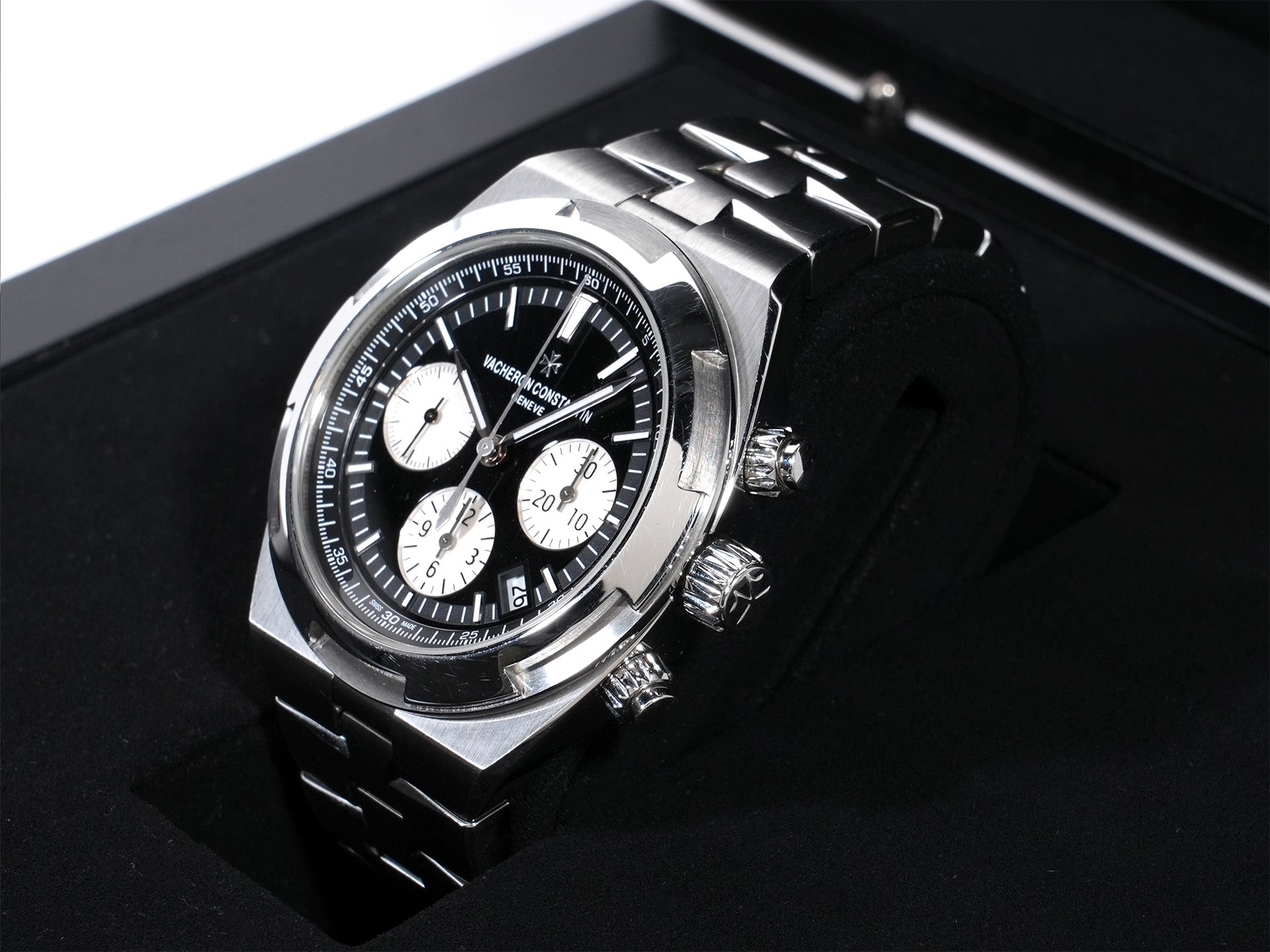 Vacheron Constantin Overseas Chronograph Ref.5500V/110A-B481 SS Black Dial Used x3cbtexo