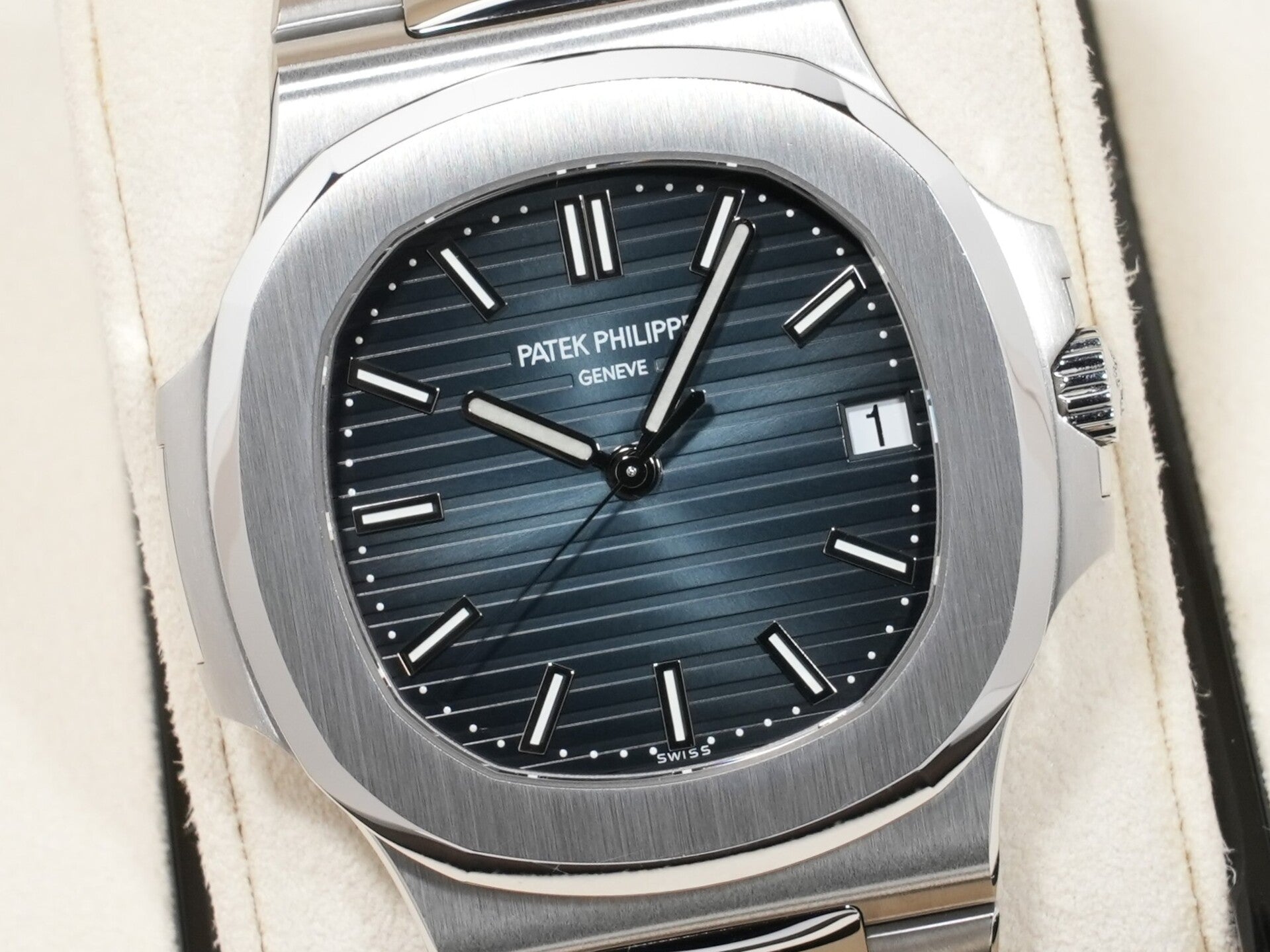 パテックフィリップ ノーチラス Ref.5711/1A-010 SS ブルー文字盤 中古 8xzmkfni