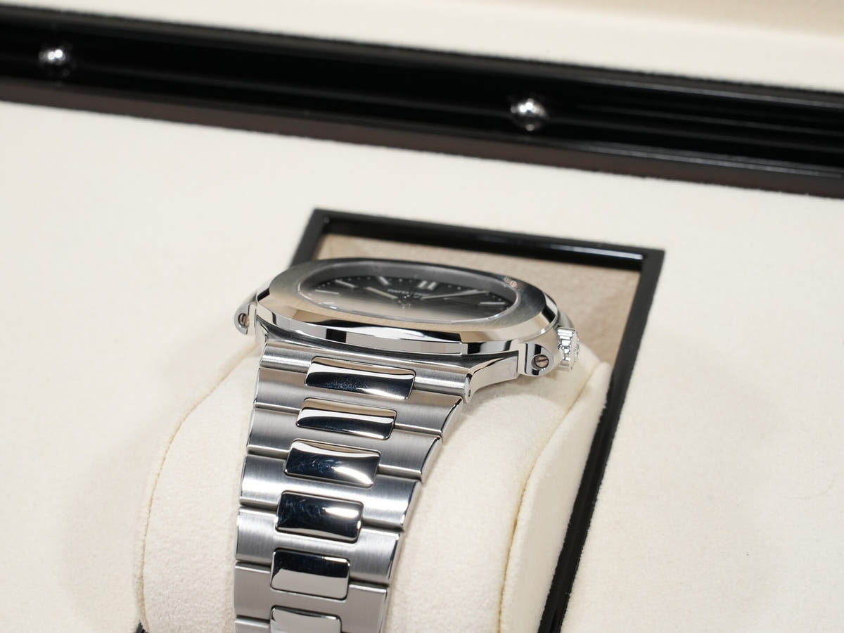 パテックフィリップ ノーチラス Ref.5711/1A-010 SS ブルー文字盤 中古 8xzmkfni