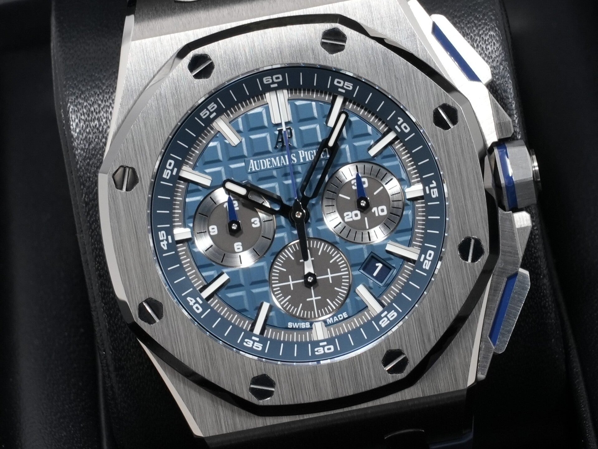 Audemars Piguet Royal Oak Offshore Chronograph Ref. 26480TI.OO.A027CA.01 TI Blue Dial Pre-owned s692w8ad