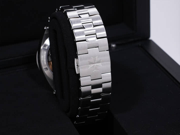 ヴァシュロンコンスタンタン オーヴァーシーズ Ref.4500V/110A-B126 SS シルバー文字盤 未使用 9e77ddjn