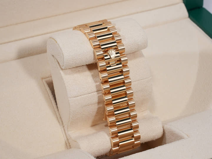Rolex Day-Date 36 Ref. 128238 Yellow Gold White Roman Dial Pre-owned 9prykerz